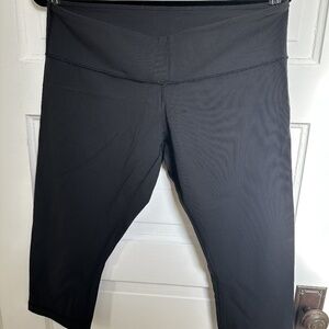 Black Lululemon cropped leggings